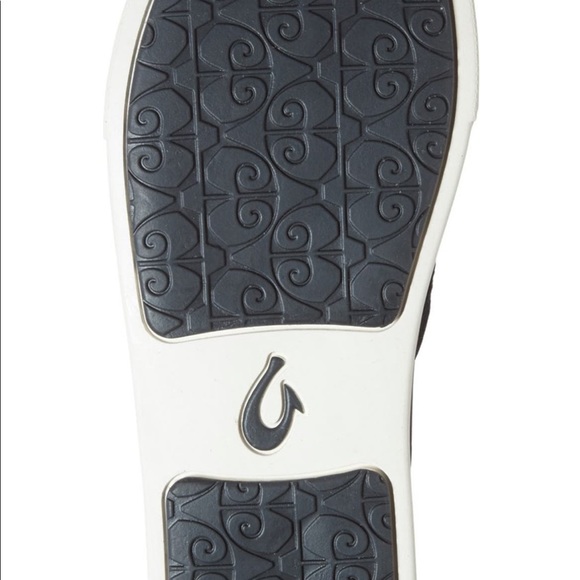 Black slip on sneakers w/drop in back heel.New without tags.Worn once.Too big. - Picture 4 of 4